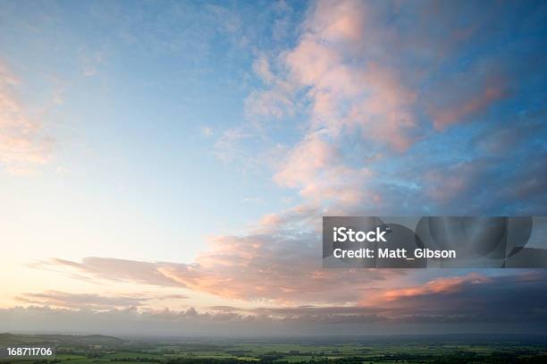 Piękny Krajobraz W Angielskiej Wsi Wzgórza - zdjęcia stockowe i więcej obrazów Anglia - Anglia, Bez ludzi, Chmura