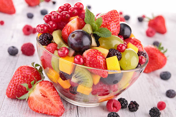 ensalada de frutas frescas - fruit salad freshness strawberry fotografías e imágenes de stock