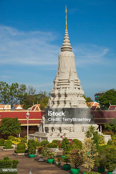 Stupa Di Hm Di Ang Doung Con Letto King Size - Fotografie stock e altre immagini di Asia - Asia, Blu, Buddha