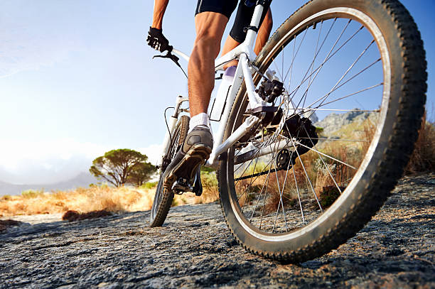 esporte de aventura - mountain biking cycling action bicycle - fotografias e filmes do acervo