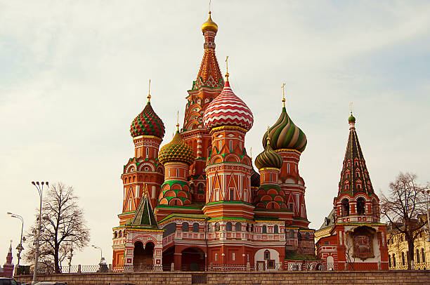 moskau, st. basil's cathedral - cathedral russian orthodox clear sky tourism stock-fotos und bilder