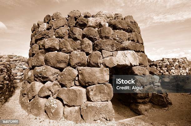 Nuraghi - Fotografie stock e altre immagini di Ambientazione esterna - Ambientazione esterna, Antica civiltà, Antico - Condizione