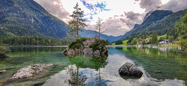 Blick auf den Hintersee mit Felseninsel und Steinen bei Ramsau im Nationalpark Berchtesgaden in den bayerischen Alpen