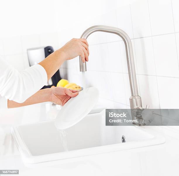 Foto de Lavando Louça e mais fotos de stock de Adulto - Adulto, Brilhante - Luminosidade, Comida e bebida