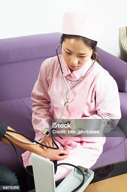 血圧のチェック - アジアおよびインド民族のストックフォトや画像を多数ご用意 - アジアおよびインド民族, ピンク色, ヘルスケアと医療