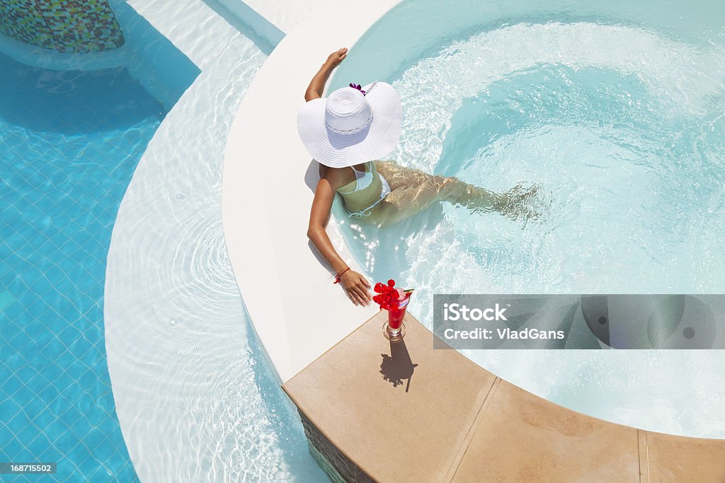 Mujer relajante en waterpool - Foto de stock de Bañera caliente libre de derechos