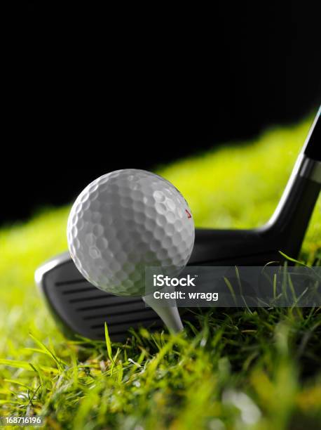 Teeing Una Pelota De Golf Foto de stock y más banco de imágenes de Artículos deportivos - Artículos deportivos, Conceptos, Deporte