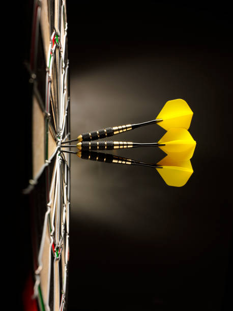 3 黄色のダーツ、ダーツボード - darts ストックフォトと画像