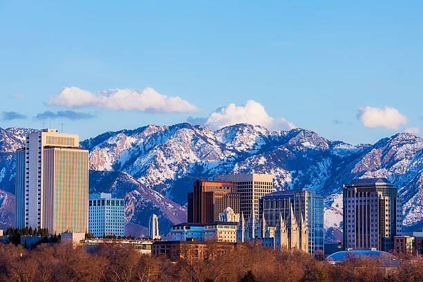 salt lake city skyline im frühjahr mit textfreiraum - mormonenkirche stock-fotos und bilder