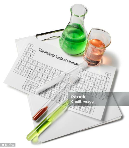 Foto de Ciência Beakers E Tabela Periódica De Elementos e mais fotos de stock de Laboratório - Laboratório, Artigos de Vidro de Laboratório, Aula de Química
