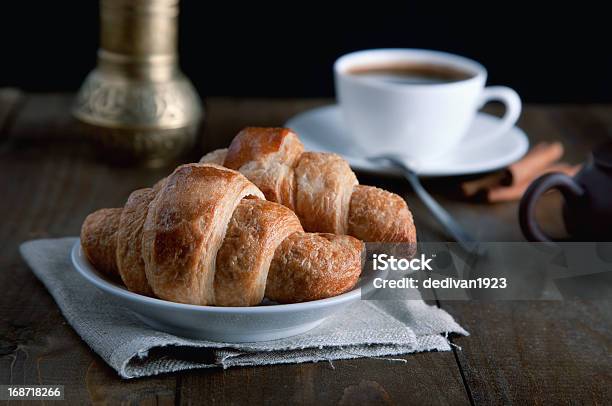 Croissants Com Café - Fotografias de stock e mais imagens de Bebida - Bebida, Café - Bebida, Chávena