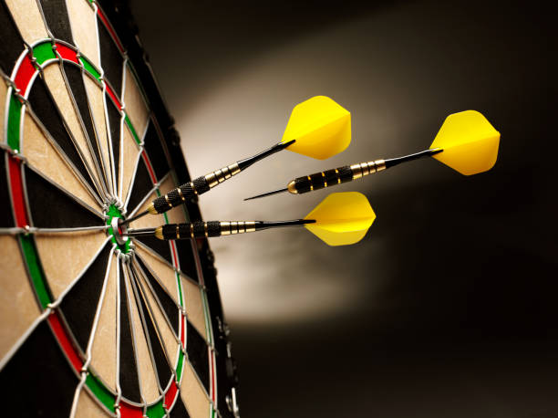 am ziel in abnäher - target dartboard bulls eye dart stock-fotos und bilder