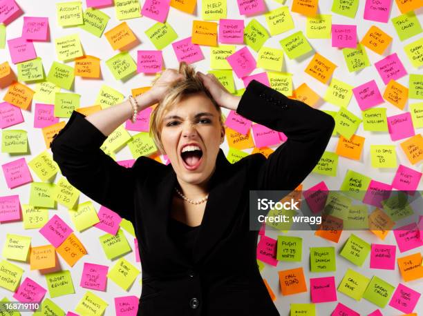 Business Donna Tirando I Capelli Fuori - Fotografie stock e altre immagini di Mettersi le mani nei capelli - Mettersi le mani nei capelli, Abbigliamento da lavoro, Abbigliamento da lavoro formale