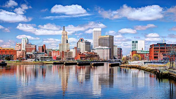 vista de los edificios de la ciudad de providence, rhode island - rhode island fotografías e imágenes de stock