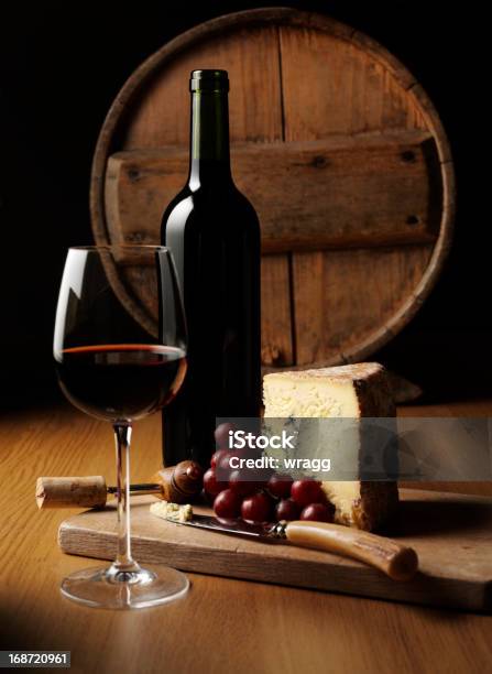 Formaggio E Vino Eleganza - Fotografie stock e altre immagini di Formaggio - Formaggio, Bottiglia di vino, Vino