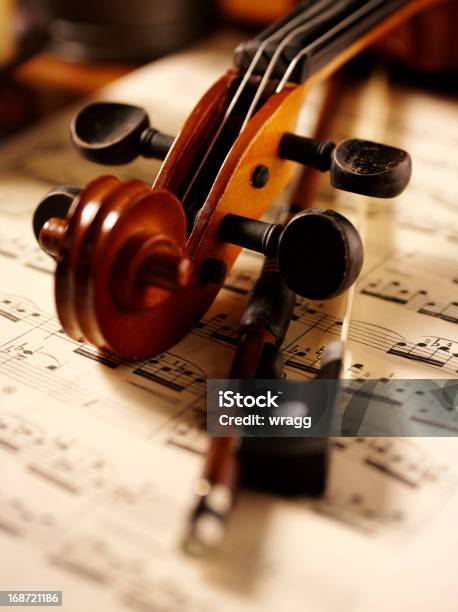 Violino E Fiocco - Fotografie stock e altre immagini di Musica classica - Musica classica, Strumento musicale, Archetto