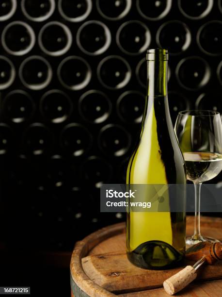 Tasing In Einem Glas Wein Stockfoto und mehr Bilder von Alkoholisches Getränk - Alkoholisches Getränk, Flasche, Flaschenstöpsel