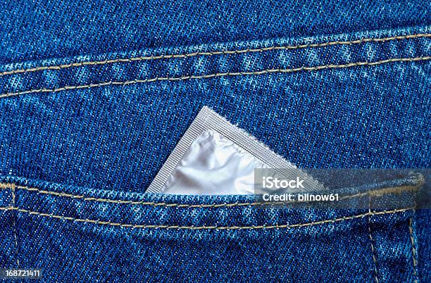 Preservativo Con La Tasca Posteriore Dei Jeans - Fotografie stock e altre immagini di Abbigliamento - Abbigliamento, Abbigliamento casual, Accudire