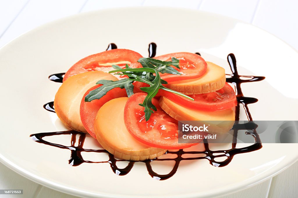 Fatias de tomate e queijo defumado - Foto de stock de Antepasto royalty-free