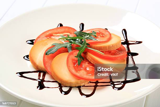 Foto de Fatias De Tomate E Queijo Defumado e mais fotos de stock de Antepasto - Antepasto, Antipasto, Carne