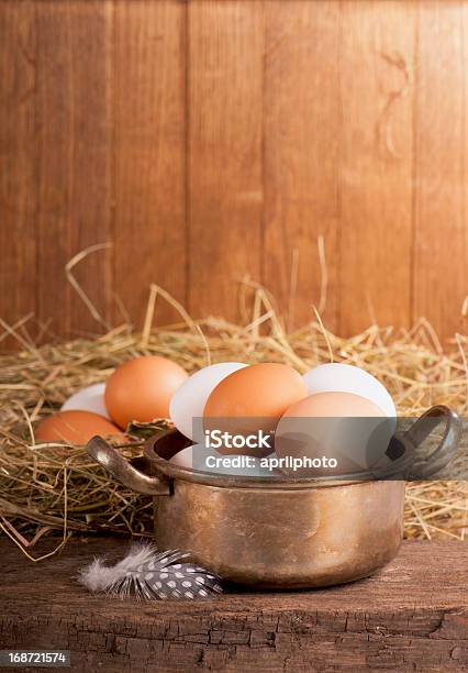 Ovos No Antigo Fundo De Madeira - Fotografias de stock e mais imagens de Alimentação Saudável - Alimentação Saudável, Azul, Castanho