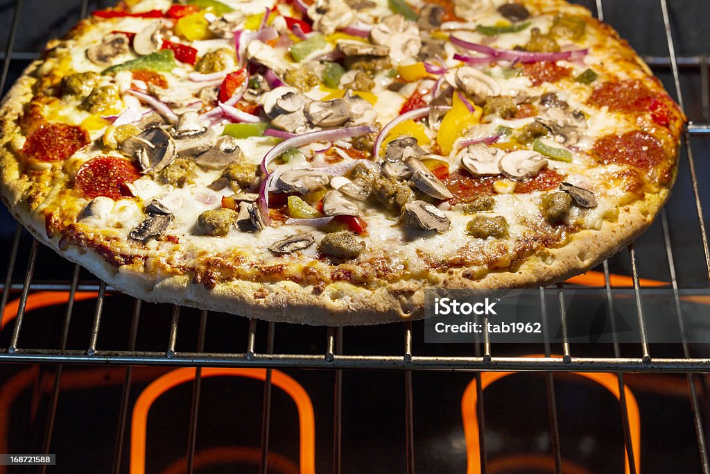 大きな焼きたてのピザオーブンで焼く - オーブ��ンのロイヤリティフリーストックフォト