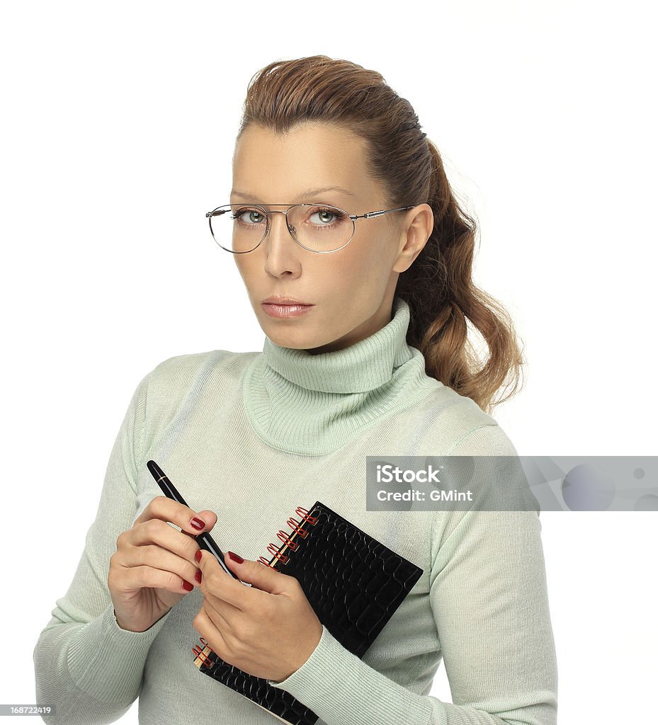 Donna con gli occhiali con un blocco note e una penna - Foto stock royalty-free di Adulto