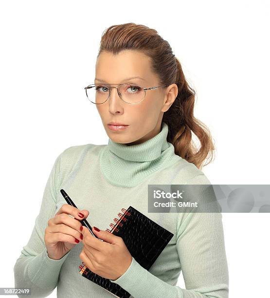 Donna Con Gli Occhiali Con Un Blocco Note E Una Penna - Fotografie stock e altre immagini di Adulto