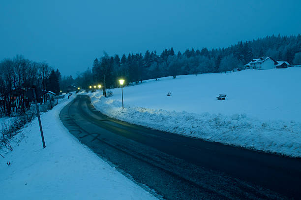 śliska zimą road - witterung zdjęcia i obrazy z banku zdjęć