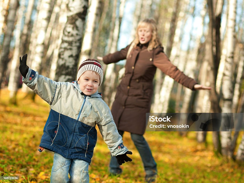 Mãe e filho em uma Floresta de outono - Royalty-free 25-29 Anos Foto de stock