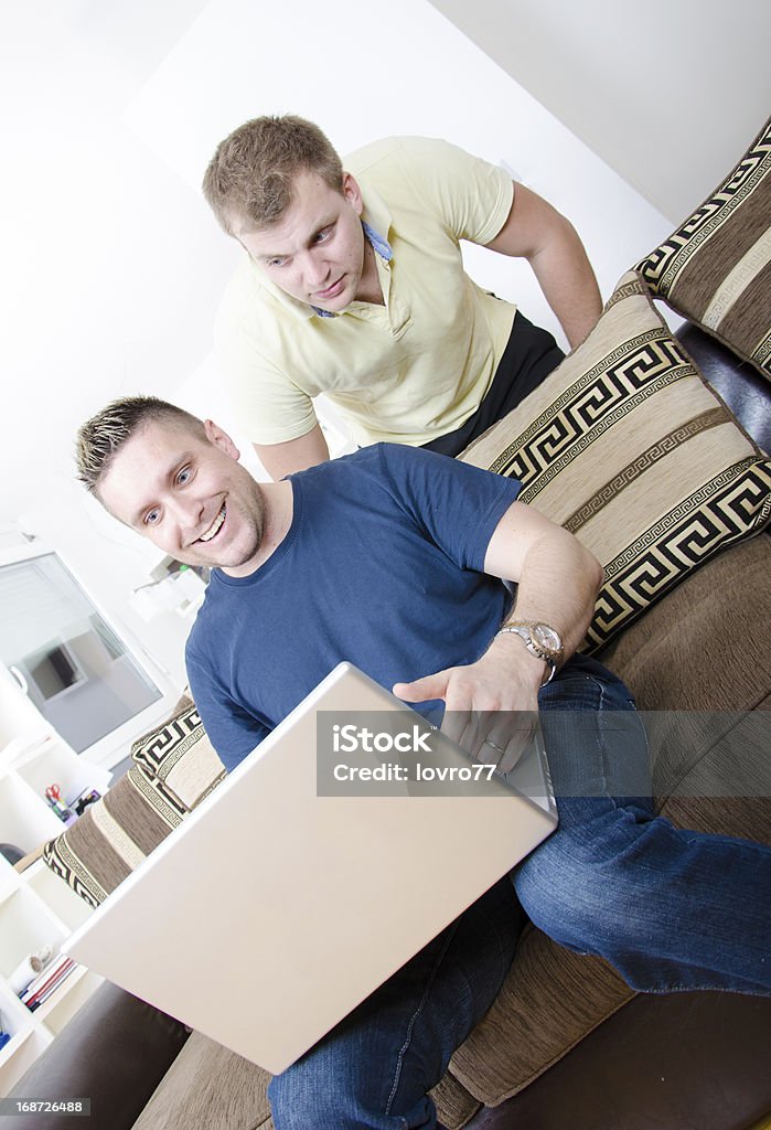 Dois jovem desfrutando com novo laptop - Foto de stock de Adulto royalty-free