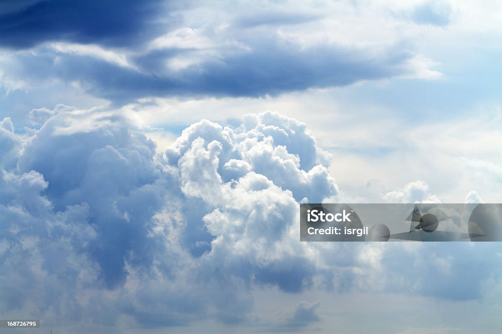 Duże białe chmury - Zbiór zdjęć royalty-free (Bez ludzi)
