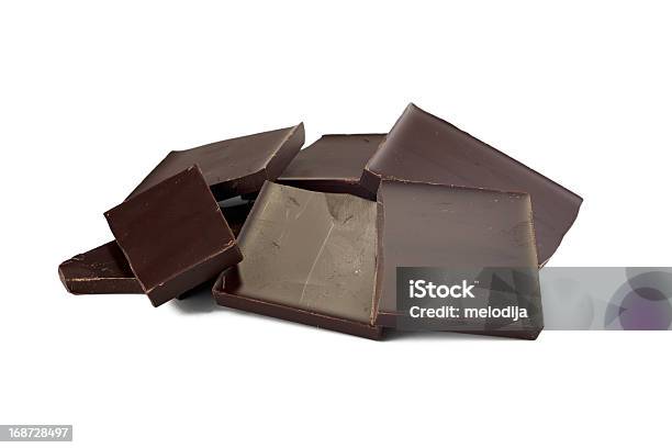 Pilha De Pedaços De Chocolate Isolado No Fundo Branco - Fotografias de stock e mais imagens de Apara de Chocolate