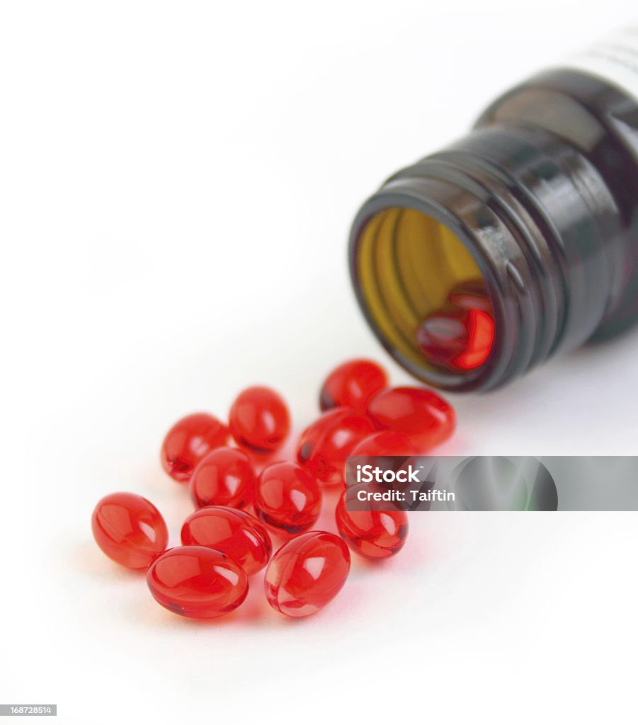 Red vitamina garrafa marrom com pílulas - Foto de stock de Aberto royalty-free
