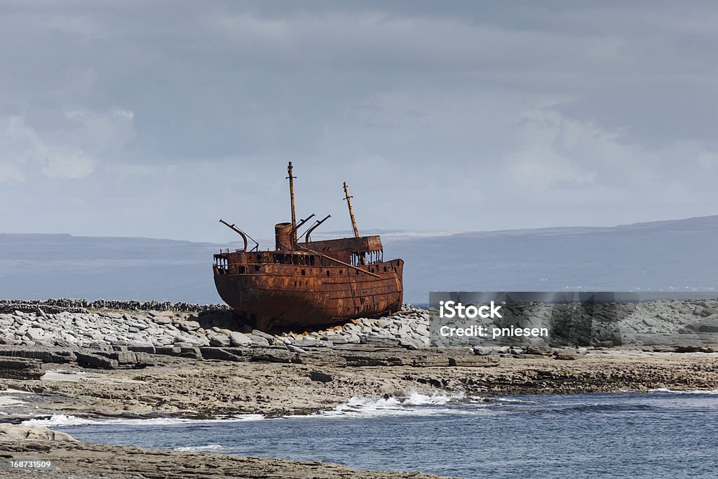 Navio Plassey enferrujado naufrágio hulk em rochas na maré baixa - Foto de stock de Embarcação industrial royalty-free