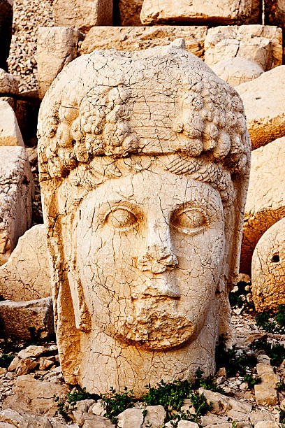 скульптуры из commagene королевства, nemrut горы - turkish culture nemrud dagh adiyaman antiquities стоковые фото и изображения