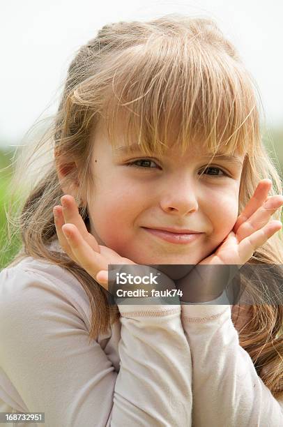 Kleines Mädchen Erblühen Stockfoto und mehr Bilder von 4-5 Jahre - 4-5 Jahre, Blondes Haar, Ein Mädchen allein