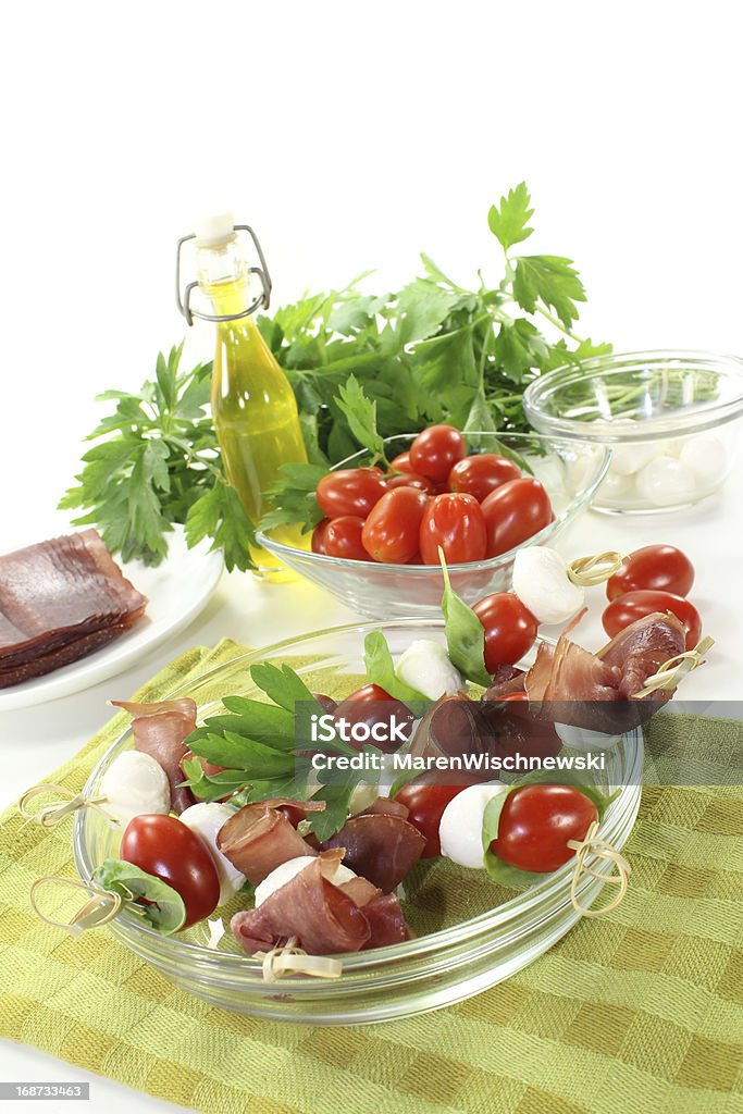 Des délicieux Tomates, mozzarella et jambon brochettes - Photo de Basilic libre de droits
