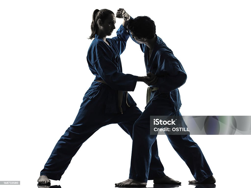 karate vietvodao artes marciais de homem mulher de silhueta de casal - Foto de stock de Autodefesa royalty-free