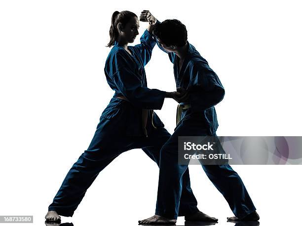 Karaté Vietvodao Artes Marciais Homem Mulher Casal Silhueta - Fotografias de stock e mais imagens de Autodefesa