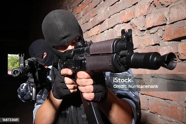 병마용 In 마스크 조준 대상 총 2명에 대한 스톡 사진 및 기타 이미지 - 2명, AK-47 소총, 검은색