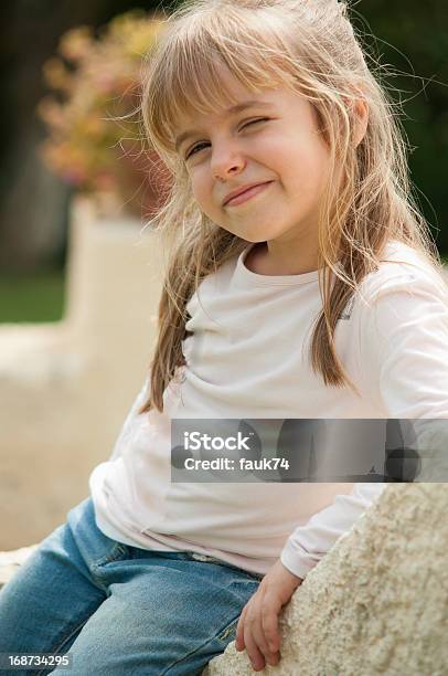 Bambina Battere Le Palpebre - Fotografie stock e altre immagini di 4-5 anni - 4-5 anni, Abbigliamento casual, Appoggiarsi