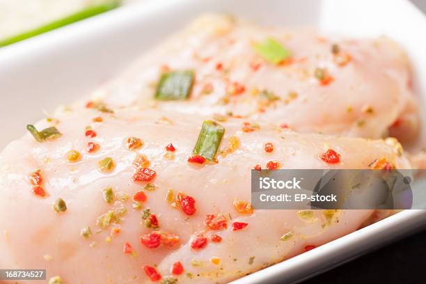 Frango Cru Com Condimentos Tailandês - Fotografias de stock e mais imagens de Ave doméstica - Ave doméstica, Caril verde, Carne