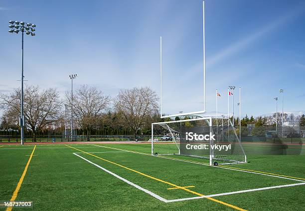 Fußball Und Fußball Gates Stockfoto und mehr Bilder von Fußballplatz - Fußballplatz, Blau, Himmel