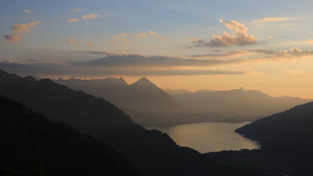 lago thun e monte niesen, suíça. - lake thun switzerland night lake - fotografias e filmes do acervo