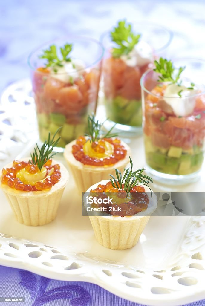 Petiscos das festas de fim de ano com salmão e caviar vermelho - Foto de stock de Guacamole royalty-free