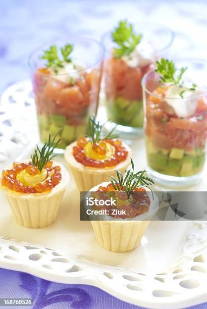 Foto de Petiscos Das Festas De Fim De Ano Com Salmão E Caviar Vermelho e mais fotos de stock de Guacamole