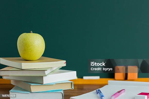 Quadro Negro E Apple - Fotografias de stock e mais imagens de Aprender - Aprender, Estudar, Lapiseira