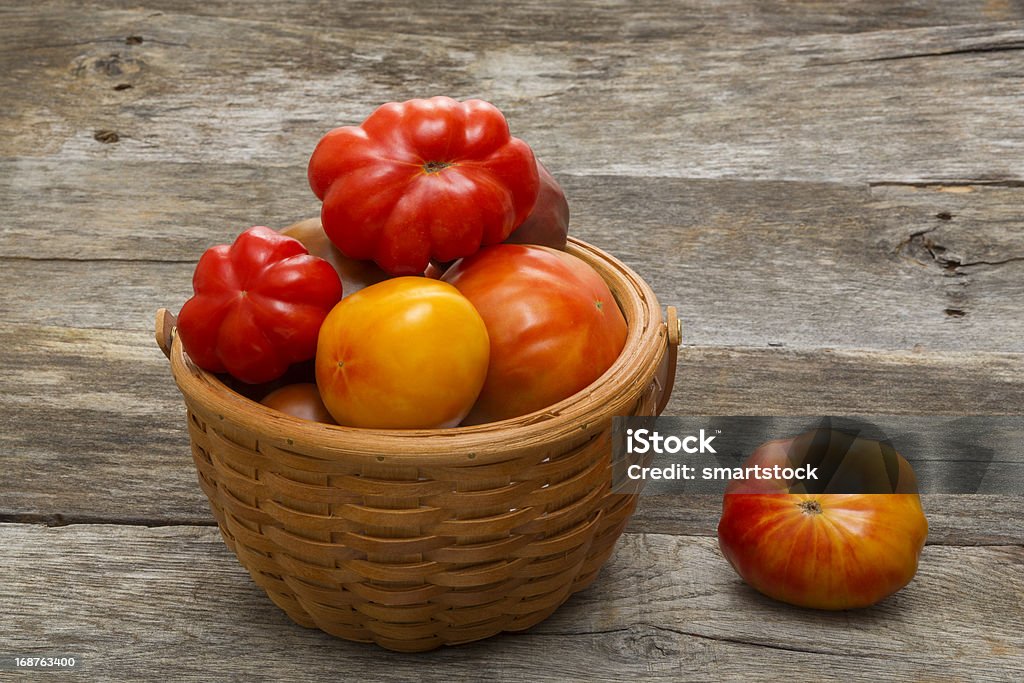 Assortiti di pomodori Heirloom in tessuto cestello - Foto stock royalty-free di Alimentazione sana