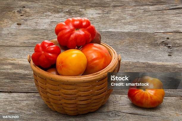 Asortyment Pomidory W Kosz Z Tkaniny - zdjęcia stockowe i więcej obrazów Bez ludzi - Bez ludzi, Czerwony, Drewno - Tworzywo